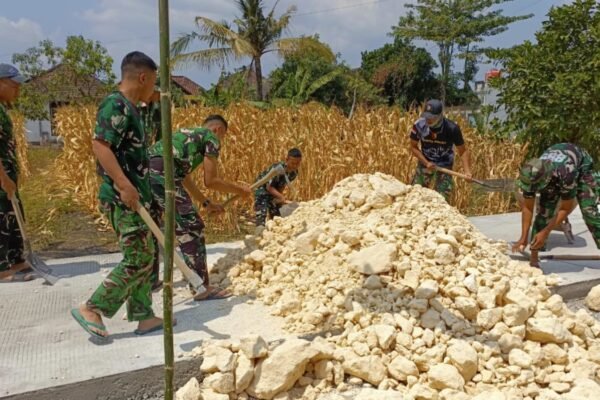 Menyulam Asa di Ujung Beton Kesongo: Ketika Peluh Satgas TMMD 129 Bojonegoro dan Warga Menyatu Tanpa Kenal Hari Libur