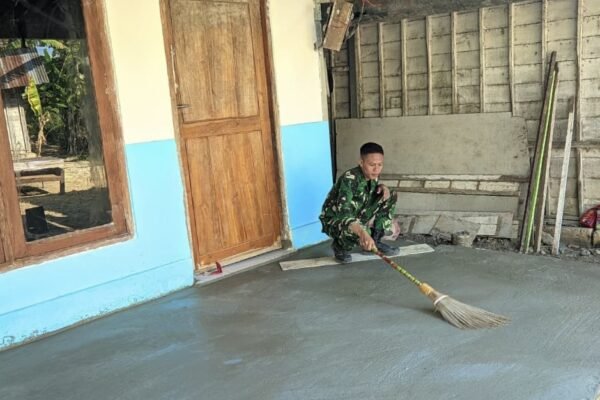 Ketelitian Demi Kualitas: Satgas TMMD 129 Bojonegoro Sulap Sapu Lidi Jadi Tekstur Lantai Aman dan Rapi