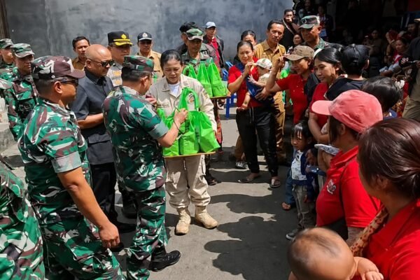 Katim Wasev TMMD ke-129 Tinjau Posyandu Balita dan Serahkan Paket Nutrisi