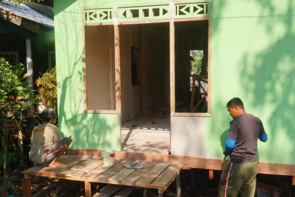 Pekerjaan Finishing RTLH Dikebut, Satgas dan Warga Percantik Hunian Sasaran 4