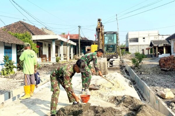 Menembus Terik Demi Pelosok Desa: Satgas TMMD 129 Bojonegoro dan Warga Kesongo Wujudkan Drainase Bebas Banjir