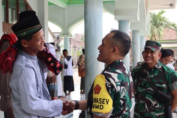 Saat Bintang Satu dan Warga Bersujud Bersama: Potret Kebersamaan Tim Wasev TMMD 129 Bojonegoro di Desa Kesongo