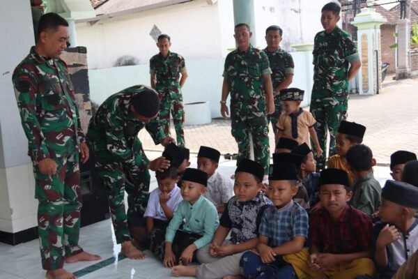 Potret Hangat TMMD 129 Bojonegoro: Kala Prajurit TNI Jadi Sahabat Anak-Anak Desa Kesongo