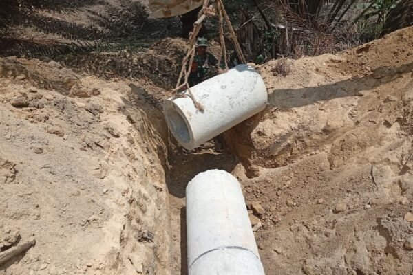 Kerja Cepat Satgas TMMD 129, Ekskavator Bantu Wujudkan Drainase Jalan yang Kokoh