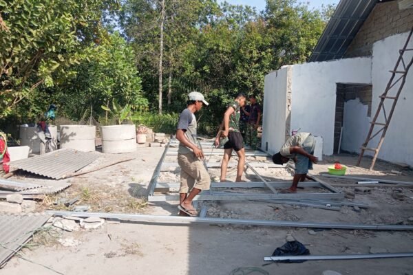 Gotong Royong Warnai Pembangunan RTLH, Satgas TMMD 129 Bangka Genjot Rangka Dapur Rumah Bapak Ardiansyah