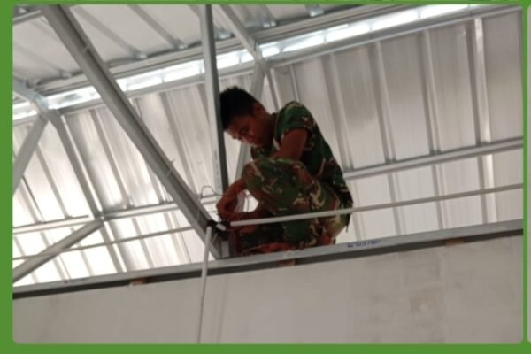 Plafon Kamar Mulai Terpasang, Satgas TMMD 129 Kodim 0413/Bangka Tingkatkan Kenyamanan Hunian Bapak Ardiansyah