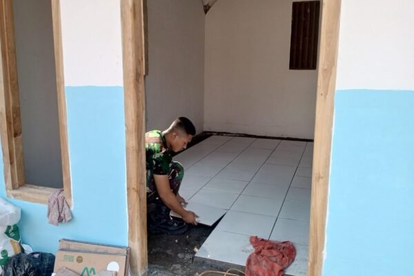 Wujudkan Impian Rumah Layak Huni, Satgas TMMD 129 Bojonegoro dan Warga Gotong Royong Pasang Keramik di Rumah Ibu Tini