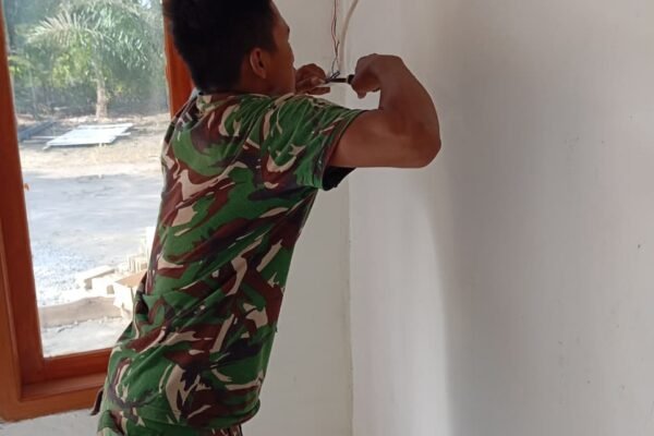 Hadirkan Terang di Hunian Baru, TMMD Ke-129 Kodim 0413/Bangka Pasang Instalasi Listrik Warga Sasaran