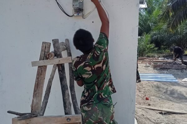 Bukan Sekadar Bangun Rumah, Satgas TMMD 129 Bangka Pastikan Hunian Ibu Rodia Dilengkapi Listrik