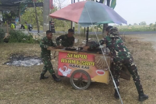 Aksi Peduli Satgas TMMD 129 Bojonegoro bantu Dorong Gerobak “Sempol” Bu Kartini