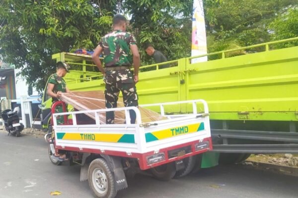 Menembus Gang Sempit: Ketika ‘Motor Roda Tiga’ Satgas TMMD 129 Bojonegoro Bawa Harapan Rumah Layak Huni Warga Kesongo