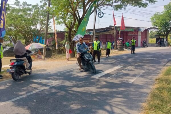 Dedikasi Satlinmas Kesongo Kawal Bazar UMKM TMMD 129 Bojonegoro