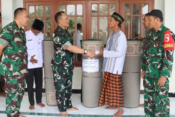Kepedulian Tanpa Batas: Tim Wasev TMMD 129 Bojonegoro Salurkan Bantuan Karpet Tempat Ibadah
