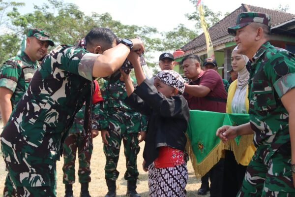 Senyum Tiga Generasi Sambut Jenderal: Potret Hangat Kunjungan Wasev TMMD 129 Bojonegoro di Kesongo