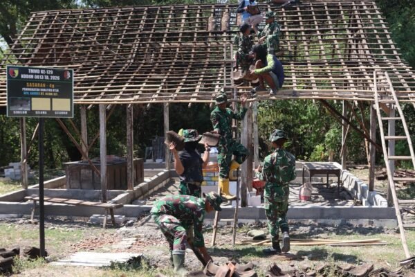 Semangat Gotong Royong Menyala di Kesongo: Satgas TMMD 129 dan Warga Bahu-Membahu Pasang Atap Rumah Mbah Kardo