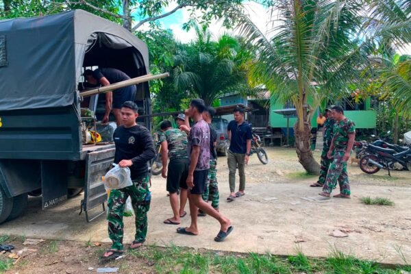 Gotong Royong TNI dan Warga Percepat Distribusi Material TMMD di Desa Belatung