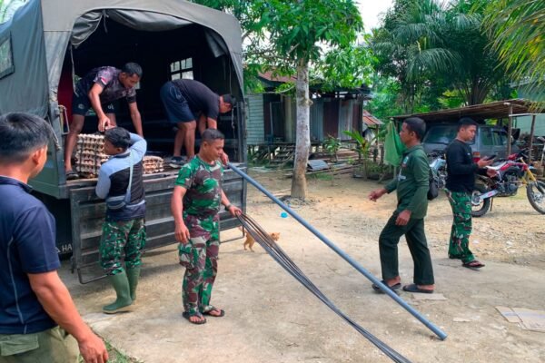 Medan Sulit Tak Halangi Satgas TMMD Angkut Material Pembangunan Desa Belatung