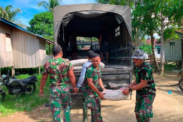 Bukan Sekadar Angkut Material, Gotong Royong Satgas TMMD Pererat Kemanunggalan dengan Warga