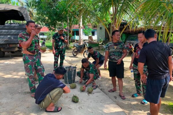 Durian Jadi Perekat Kebersamaan, Satgas TMMD Kodim 1206/Putussibau dan Warga Ulak Pauk Makin Akrab