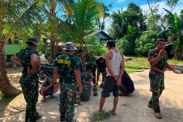 Rehat Sejenak dari Aktivitas TMMD, Satgas Kodim 1206/Putussibau Nikmati Durian Warga Ulak Pauk