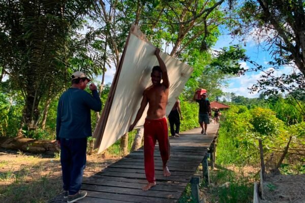 Jalur Sungai Jadi Andalan, Satgas TMMD Kodim 1206/Putussibau Kirim Material ke Desa Belatung