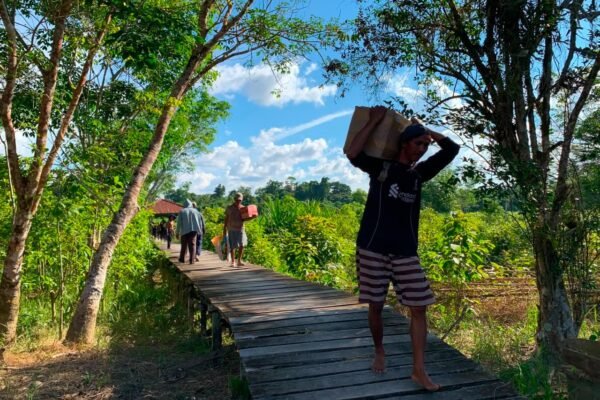 Tak Kenal Medan, Satgas TMMD Tetap Semangat Distribusikan Material Lewat Sungai