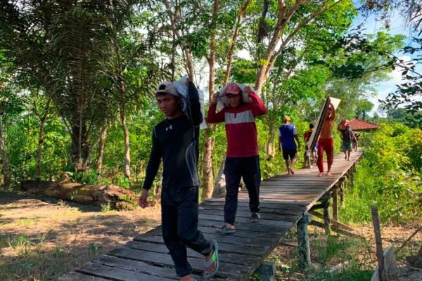 Kekompakan Jadi Kunci, Satgas TMMD Kodim 1206/Putussibau Kompak Muat Material ke Perahu