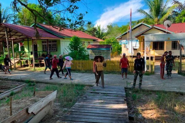 Dari Tepian Sungai Menuju Lokasi TMMD, Perjuangan Satgas Antarkan Material Pembangunan