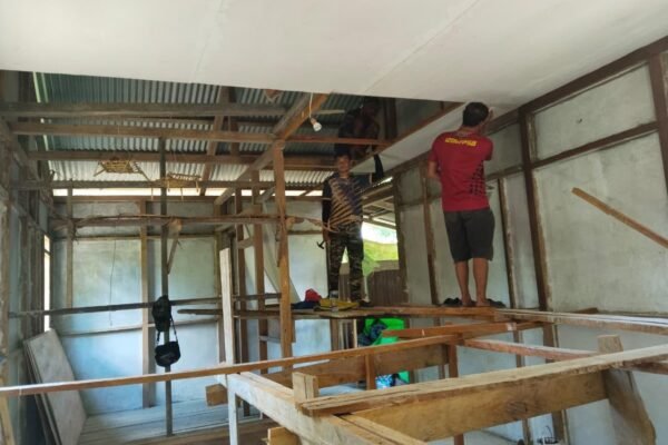 Hunian Lebih Nyaman, Satgas TMMD Kodim 1206/Putussibau Kebutan Pemasangan Plafon RTLH