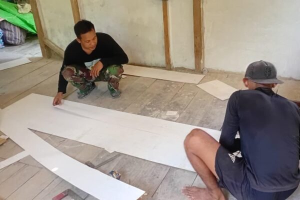 Gotong Royong TNI dan Warga Percepat Penyelesaian RTLH di Dusun Pala Pintas