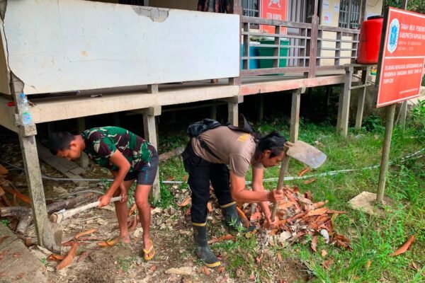 TNI-Polri dan Warga Kompak Bangun Tiang Bak Sumur Bor di Desa Ulak Pauk