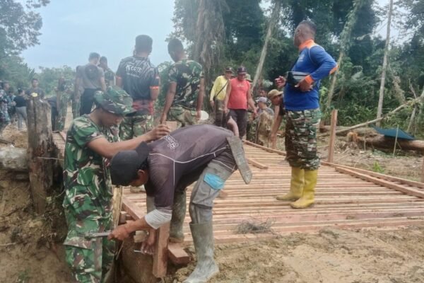 Gotong Royong Bikin Pekerjaan Lebih Ringan, Satgas TMMD Kodim 1206/Putussibau Terus Kebutan Pembangunan