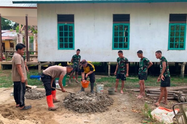 Adu Semen Bersama, TNI-Polri Percepat Pembangunan Fasilitas Sanitasi di Ulak Pauk