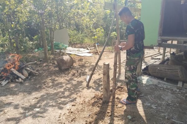 Teras RTLH Ibu Yustina Atoh Makin Berbentuk, Satgas TMMD Kodim 1206/Putussibau Terus Kejar Penyelesaian