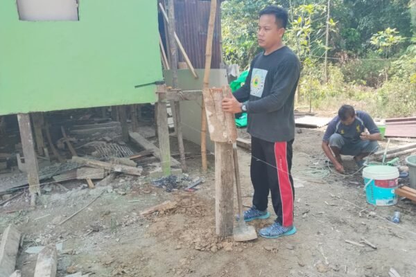 Gotong Royong TNI dan Warga Percepat Pembangunan Teras RTLH Ibu Yustina Atoh
