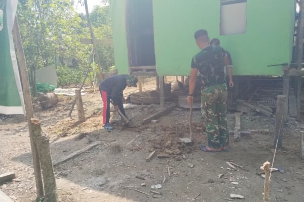 Dari Rumah Tak Layak Huni Menuju Hunian Nyaman, Satgas TMMD Sempurnakan Teras Rumah Ibu Yustina