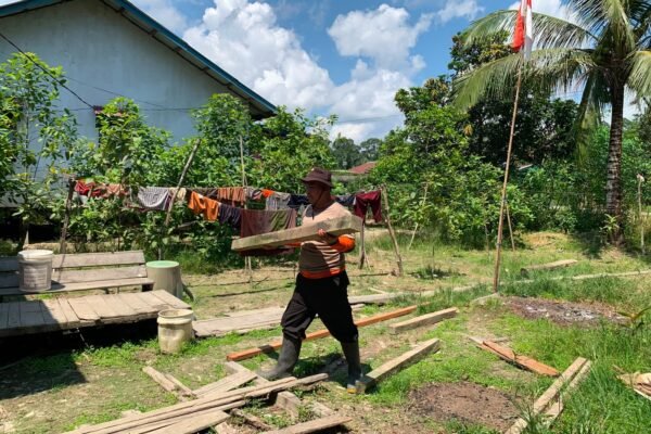 TNI dan Warga Kompak Bongkar Rumah Dedi Dores, Tahap Awal Rehabilitasi RTLH Dimulai