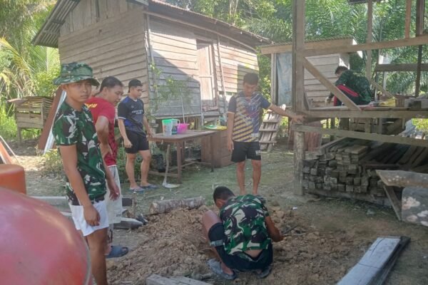 Kejar Penyelesaian, Satgas TMMD Kodim 1206/Putussibau Mulai Garap RTLH Ibu Marsiana