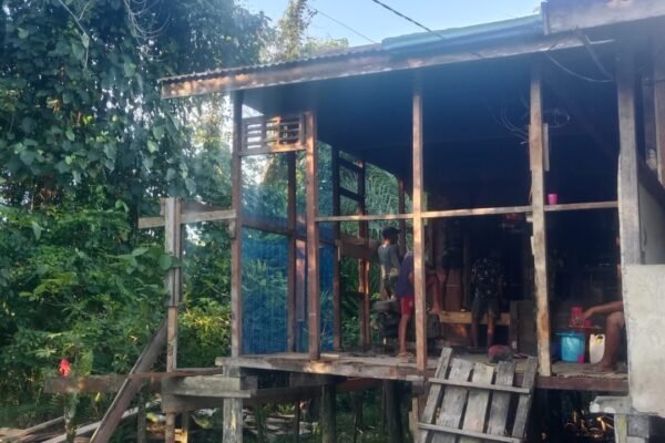 Kejar Target, Satgas TMMD Kodim 1206/Putussibau Genjot Pembangunan RTLH di Ulak Pauk