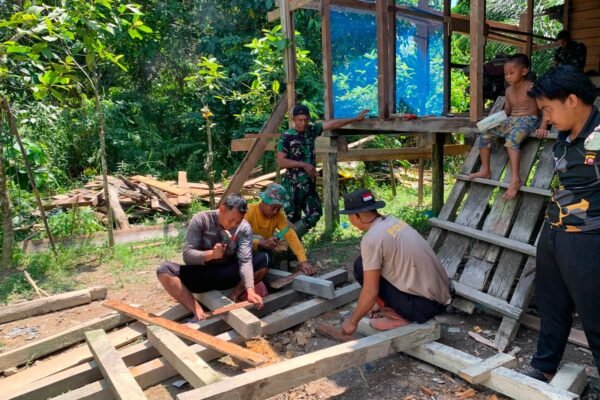TNI dan Warga Kompak, Gotong Royong Percepat Pengerjaan RTLH TMMD di Ulak Pauk