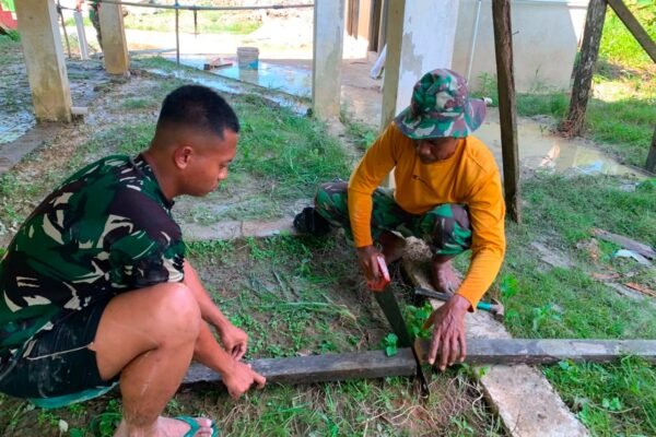 Kejar Penyelesaian, Satgas TMMD Kodim 1206/Putussibau Bangun Tiang Penyangga Sumur Bor Masjid Al-Hidayah