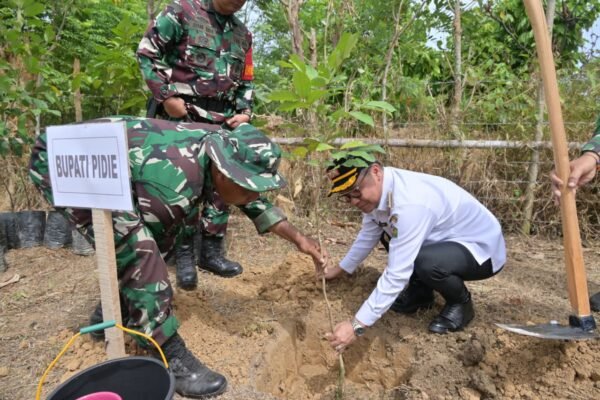 Tanam Pohon Produktif di Lokasi TMMD Ke-129, Wujud Kepedulian Lingkungan dan Ketahanan Pangan