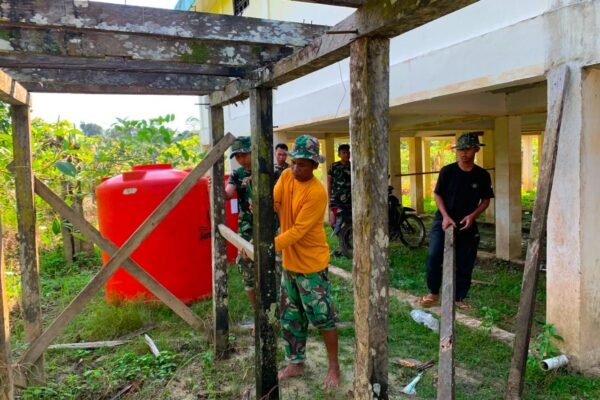 Bahu-Membahu Selesaikan Tiang Sumur Bor, Gotong Royong Warnai TMMD di Masjid Al-Hidayah
