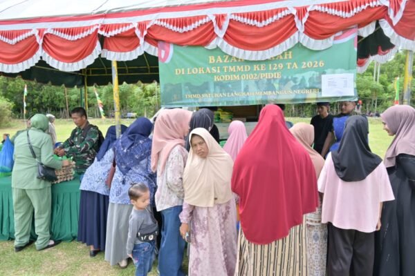 Ketua Persit KCK Cabang XIX Kodim 0102/Pidie Bersama Bhayangkari Layani Warga di Bazar Murah TMMD Ke-129