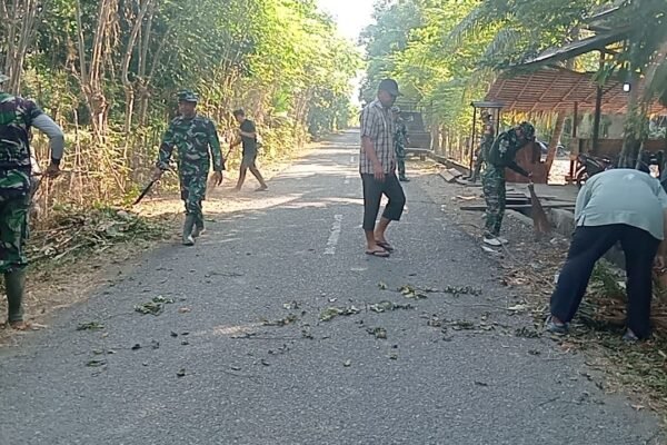 Momentum Jumat Bersih, Personel Kodim 0102/Pidie Bersama Warga Gotong Royong Bersihkan Lingkungan Lokasi TMMD ke-129