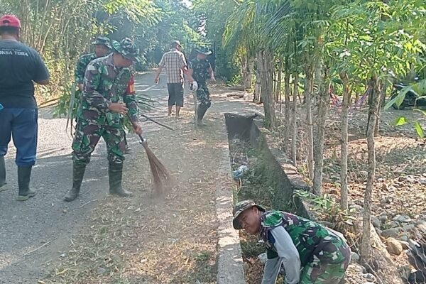 Jumat Bersih di Lokasi TMMD Ke-129, Satgas Kodim 0102/Pidie dan Warga Perkuat Budaya Gotong Royong
