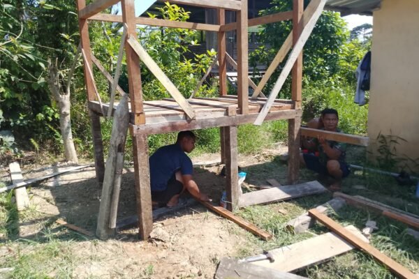 TNI dan Warga Kompak Dirikan Kerangka MCK Masjid Al-Hidayah, Gotong Royong Jadi Kekuatan