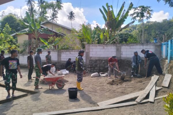 Peduli Fasilitas Ibadah, Satgas TMMD Ke-129 Kodim 1407/Bone Bersama Warga Benahi Halaman Masjid