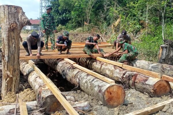 TNI-Polri dan Warga Kompak, Pembangunan Jembatan Danau Belatung Terus Dikebut