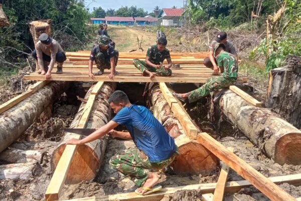 Akses Warga Dipermudah, TMMD Kodim 1206/Putussibau Bangun Jembatan Danau Belatung